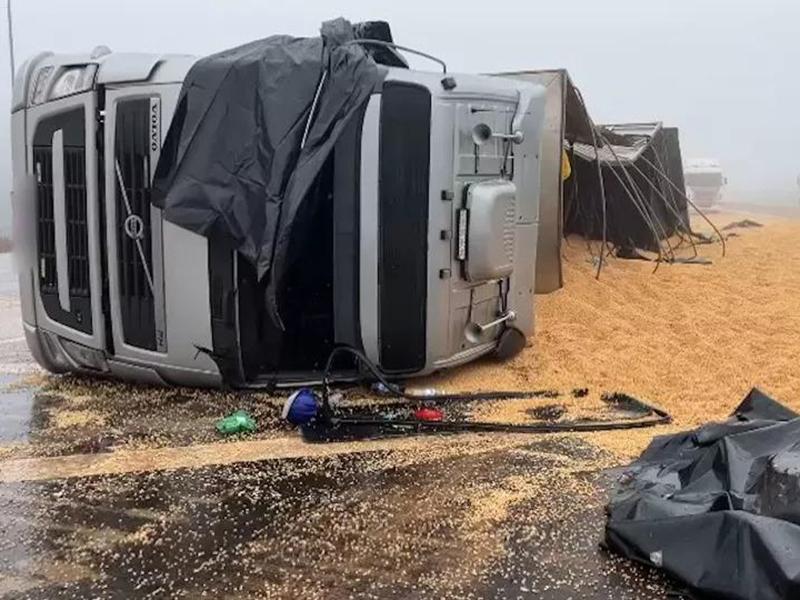 Vizinho fecha esquina com carretas e moradora reclama já bati meu carro -  Direto das Ruas - Campo Grande News