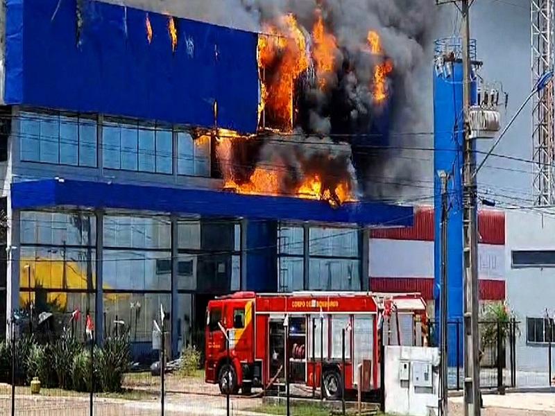 Depósito pega fogo e bombeiros utilizam 3 mil litros de água no combate -  Oeste Mais