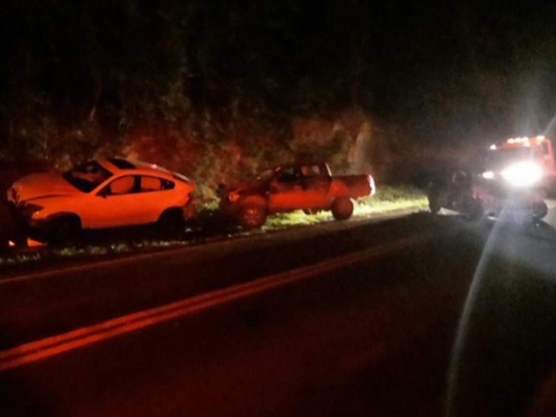 Batida frontal entre carros é registrada na BR-277 em Cascavel