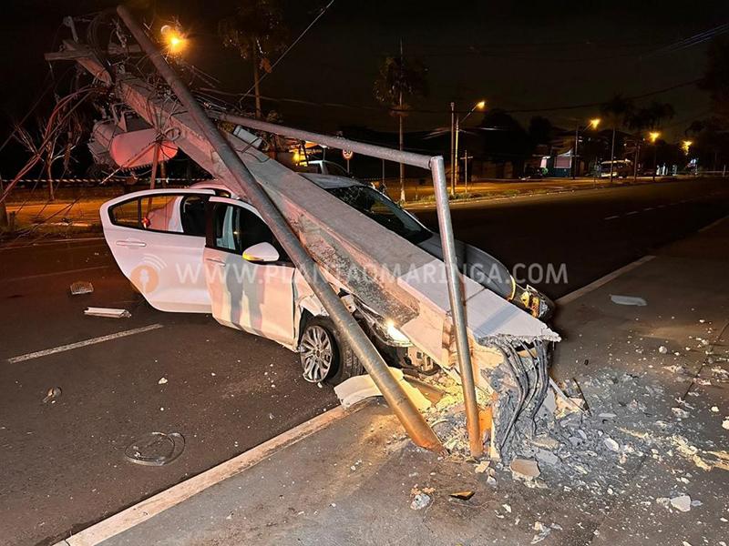 Carro queimado, deriva do carro esporte do jogo para o ponto no