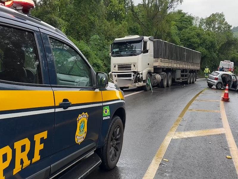 Carreta tomba na BR-277 e motorista morre no acidente em Candói